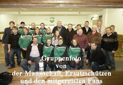 Gruppenfoto
von
der Mannschaft, Ersatzsch�tzen
und den mitgereisten Fans